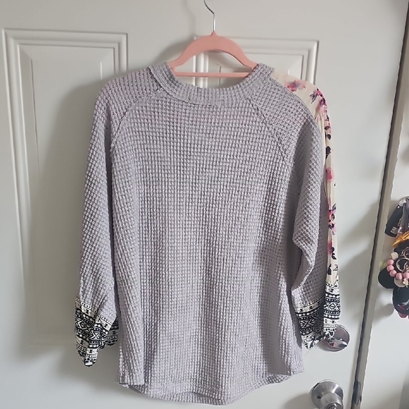 Light Gray Waffle V-Neck Sweatshirt with Floral Shoulder and Printed Cuffs - Picture 9 of 10